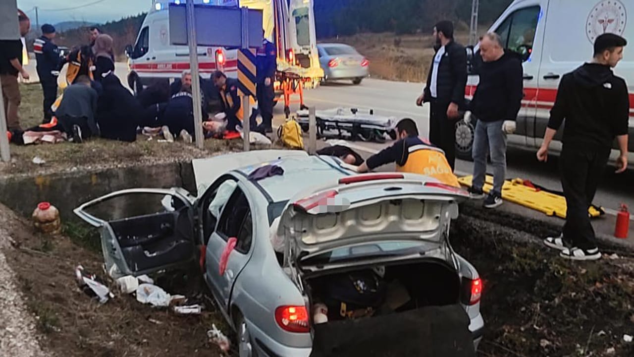 Karabük'ün Eskipazar ilçesinde otomobilin kanala düşüp duvara çarpması sonucu 1 kişi hayatını kaybetti, 2'si ağır 3 kişi yaralandı.