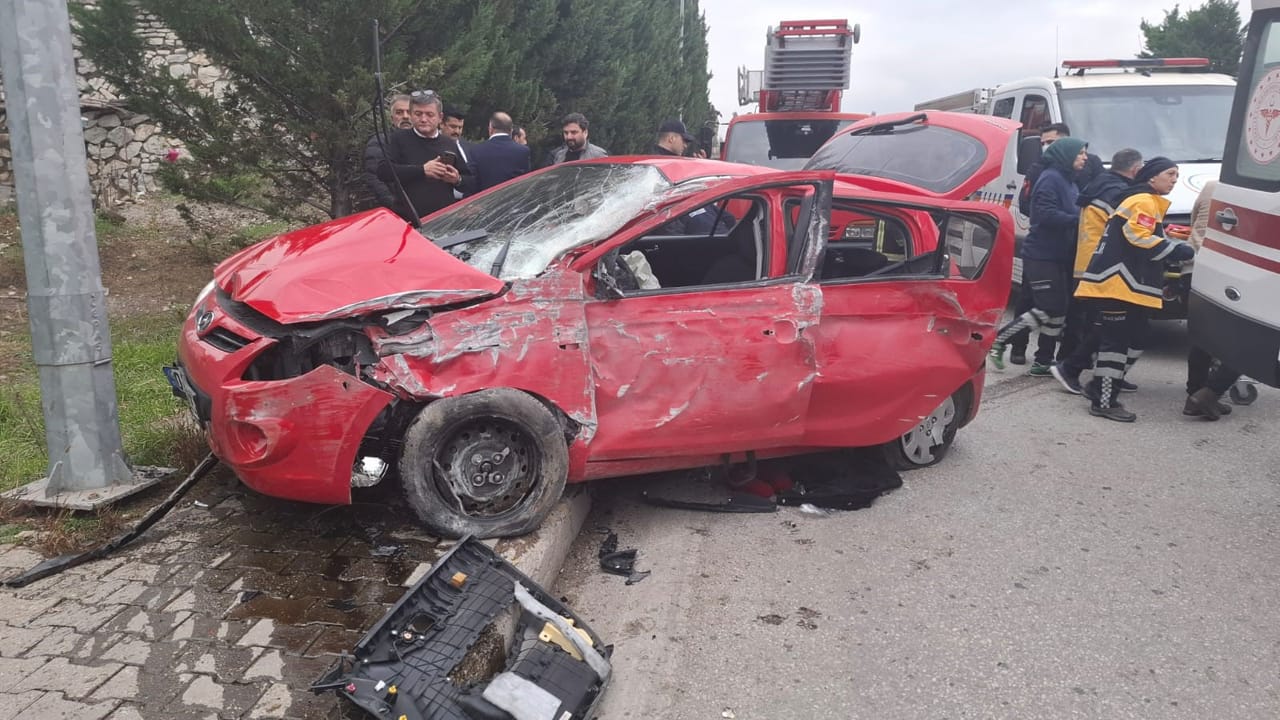 Karabük'te sürücüsünün kontrolünden çıkan otomobilin önce kaldırıma, ardından aydınlatma direğine çarpması sonucu 1'i ağır olmak üzere 3 kişi yaralandı.