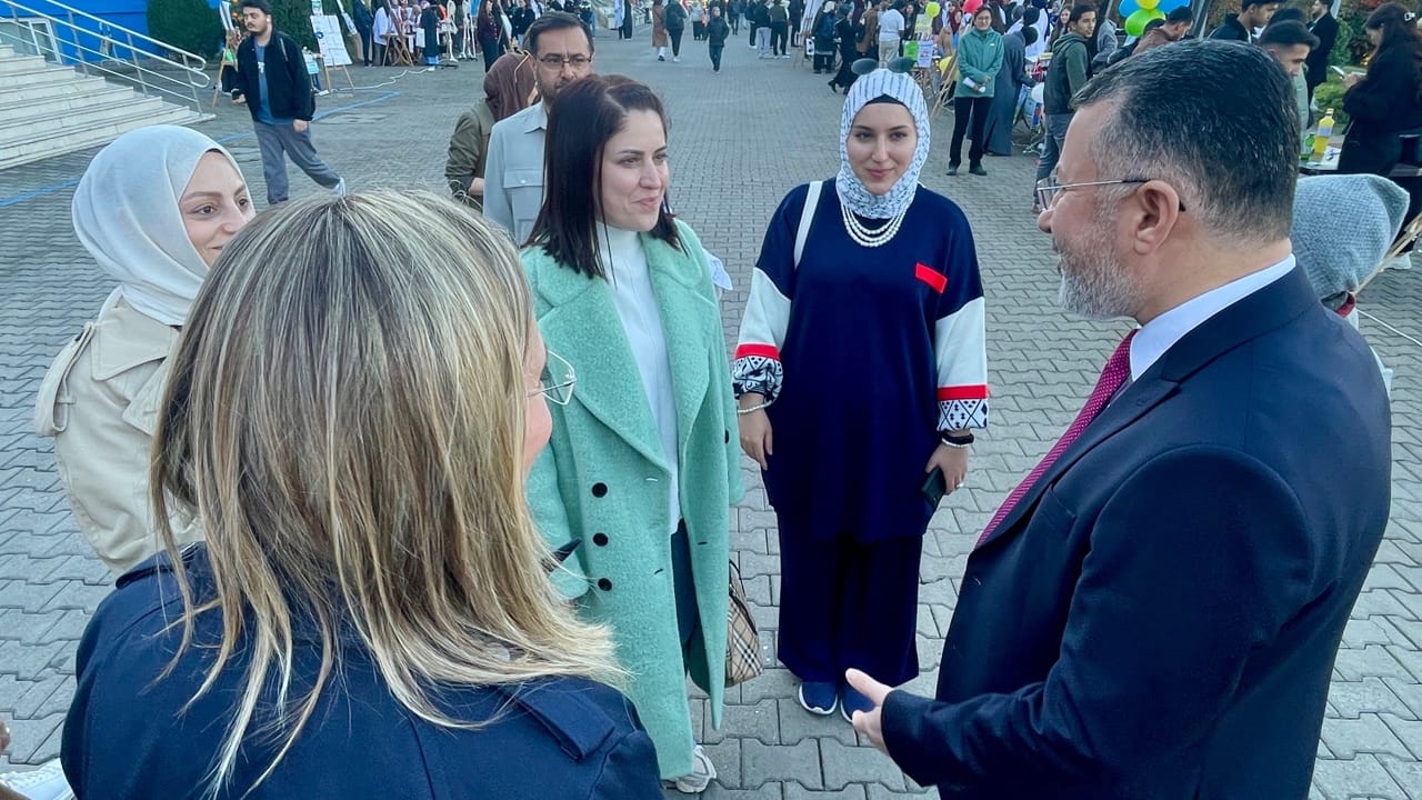 Karabük Üniversitesi tarafından düzenlenen Sağlık Bilimleri Festivali'ni (SAĞLIKFEST) ziyaret eden Esra Şahin, stantları tek tek gezerek projeler hakkında bilgiler aldı.