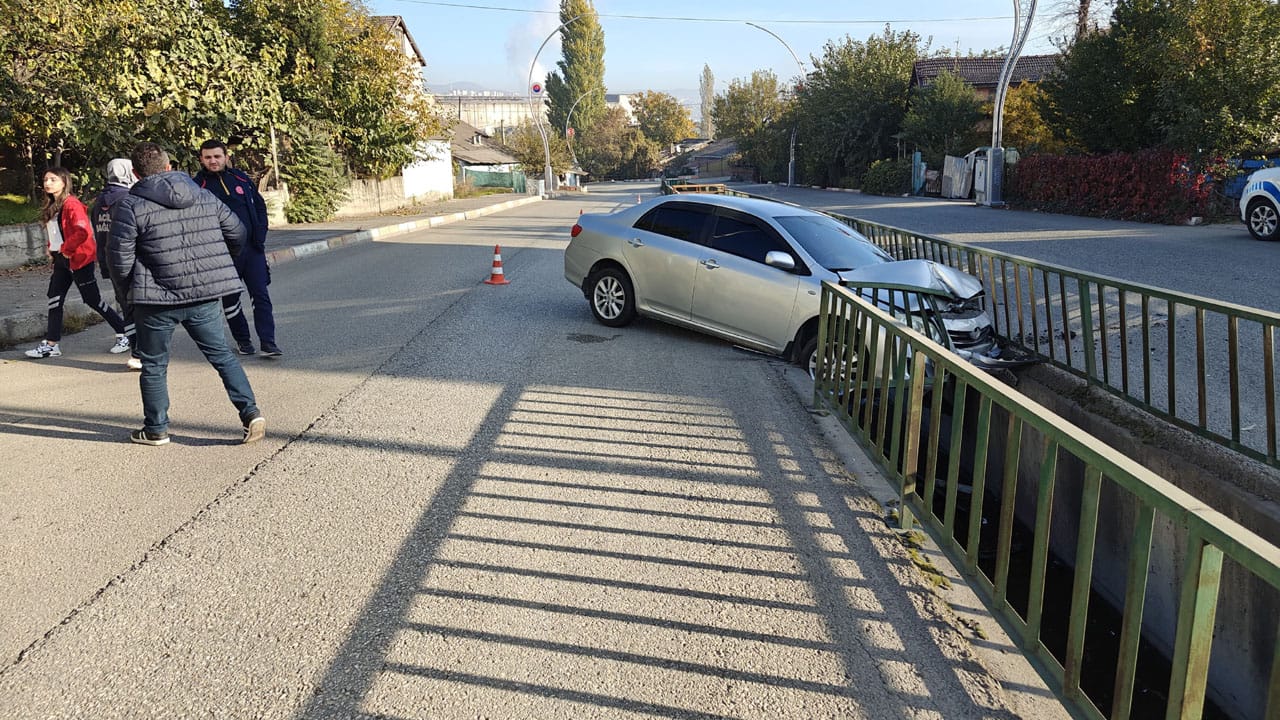 Karabük'te su kanalı korkuluklarına çarpan otomobil sürücüsü yaralandı.