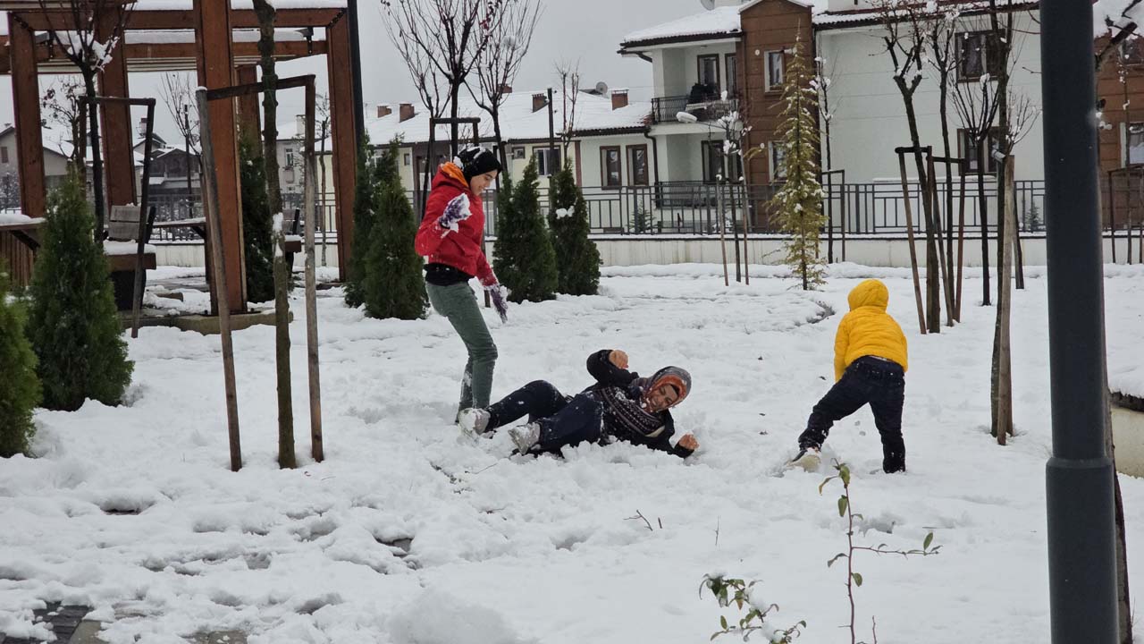 Tarihi evleriyle ünlü Karabük'ün Safranbolu ilçesinde etkili olan kar yağışı sonrası Osmanlı kenti adeta ayrı bir güzelliğe büründü. Kar yağışı altında tarihi konaklar adeta beyaz gelinliğini giydi.