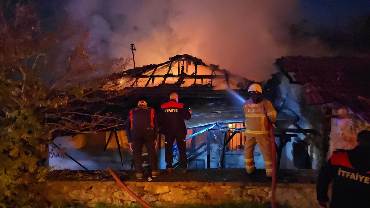 Karabük'ün Safranbolu ilçesinde sobadan çıkan yangında tek katlı ev alevlere teslim olurken yüzde 60 engelli olan bir genç ise son anda kurtuldu.