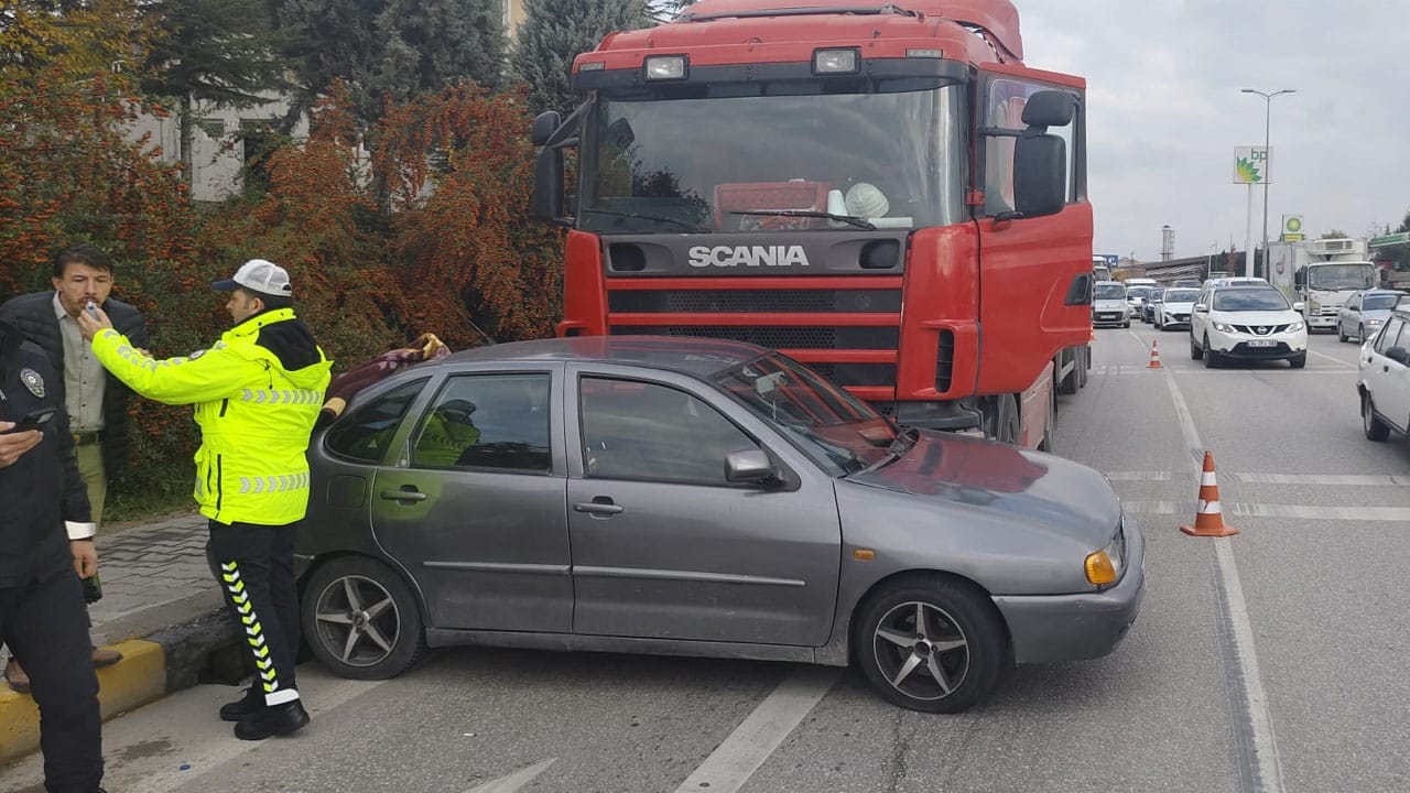 Karabük'te tır ile otomobilin çarpışması sonucu 2 kişi yaralandı.