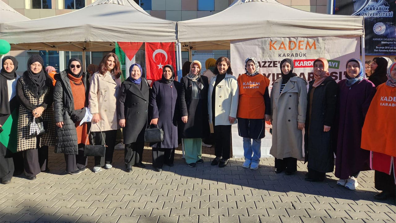 Karabük Valisi Mustafa Yavuz’un eşi Süreyya Yavuz, Karabük Üniversitesi tarafından Türkiye Yüzyılı Vizyonu çerçevesinde düzenlenen "Sağlık Bilimleri Festivali"ni (SağlıkFest) ziyaret etti.