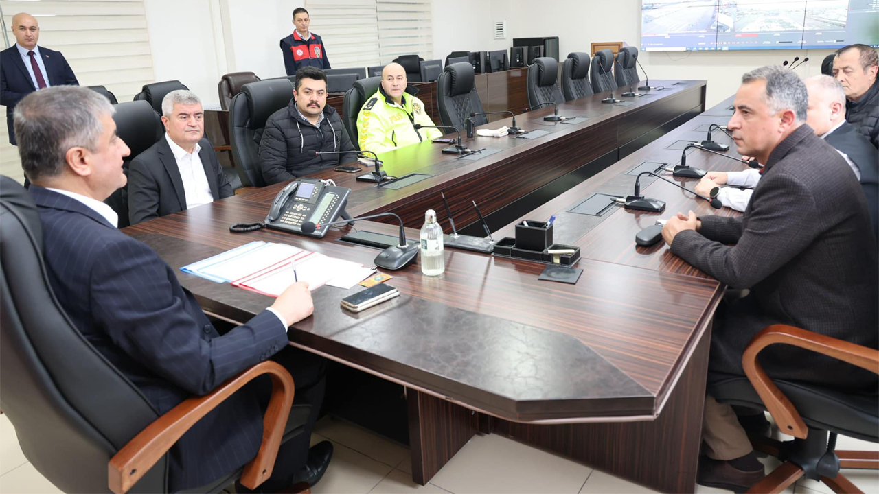 Karabük genelinde devam eden kar yağışı nedeniyle alınan tedbirlerin gözden geçirildiği toplantı, Vali Mustafa Yavuz başkanlığında yapıldı.