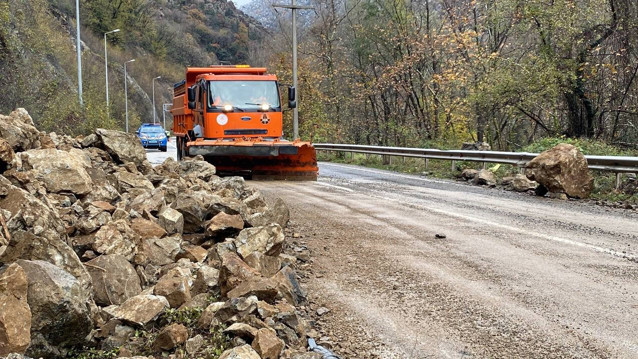 Karabük Yenice karayolu üzerinde yağışlar sonrası yamaçtan koparak yola düşen kayalar ulaşımın aksamasına neden oldu.