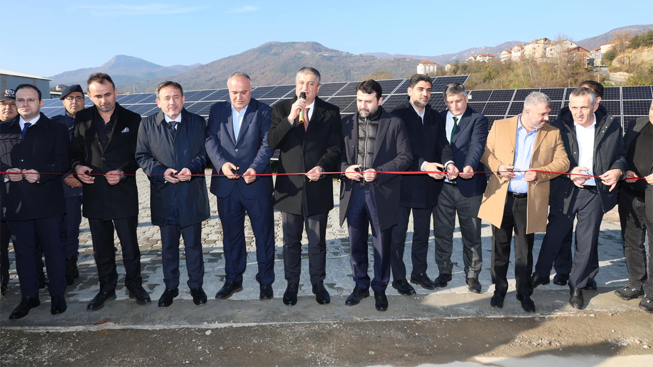 Yenice Orman Ürünleri Sanayi A.Ş.’de Güneş Enerji Sistemi (GES) açılışı, Vali Mustafa Yavuz’un da katılımıyla gerçekleştirildi.