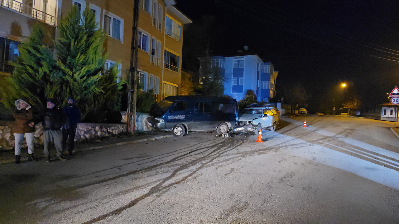 Karabük'ün Safranbolu ilçesinde bir otomobil, park halindeki panelvan minibüse çarptı. Kazada yaralanan sürücünün 1.42 promil alkollü olduğu ortaya çıktı.