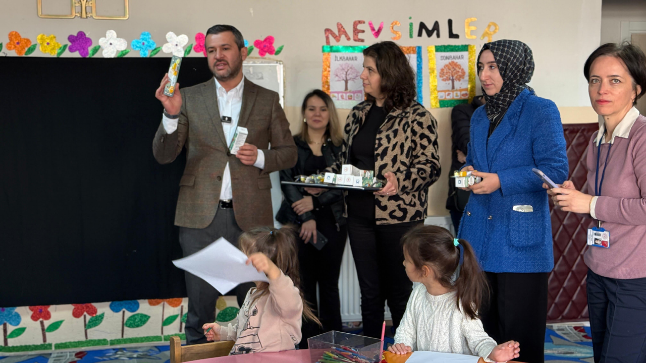 Karabük Belediyesi’nin 75. Yıl Sosyal Yaşam Merkezi’nde 4-6 yaş dini değerler eğitimi kursuna katılan miniklere, İl Sağlık Müdürlüğü Toplum Sağlığı Merkezi tarafından diş sağlığı eğitimi verildi. Eğitimde, çocuklara diş temizliği alışkanlıkları ve sağlıklı beslenmenin önemi eğlenceli bir şekilde aktarıldı.