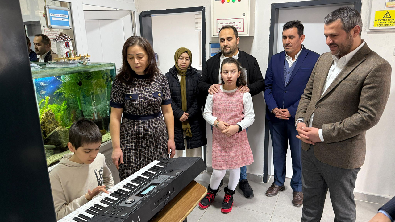 Karabük Belediye Başkanı Özkan Çetinkaya, Karabük Belediyesi Özel Eğitim Uygulama Okulu’nu ziyaret ederek, özel gereksinimli öğrencilerle bir araya geldi.