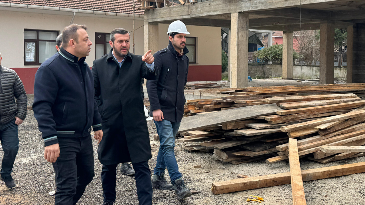 Karabük Belediye Başkanı Özkan Çetinkaya, Öğlebeli, Fatih, Kayabaşı, Aydınlıkevler ve Kapullu mahallelerinde sürdürülen projeleri yerinde inceleyerek ekiplerden bilgi aldı.