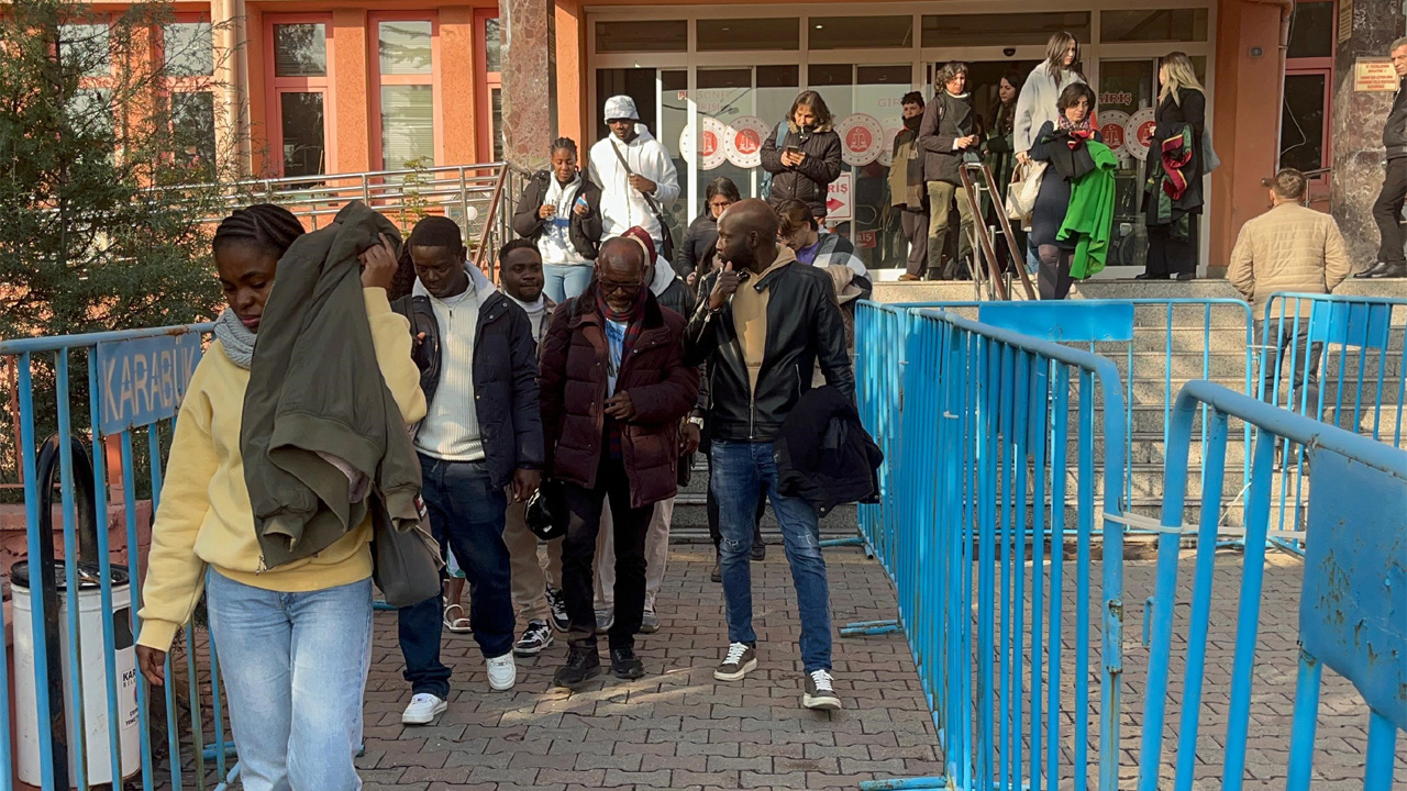 Karabük'te Gabon uyruklu Dina'nın ölü bulunmasına ilişkin davada mahkeme heyeti, "kasten öldürme ve cinsel istismar" suçlarının sabit olmadığına kanaat getirerek tutuklu sanık Dursun Acar'ın tahliyesine karar verdi.