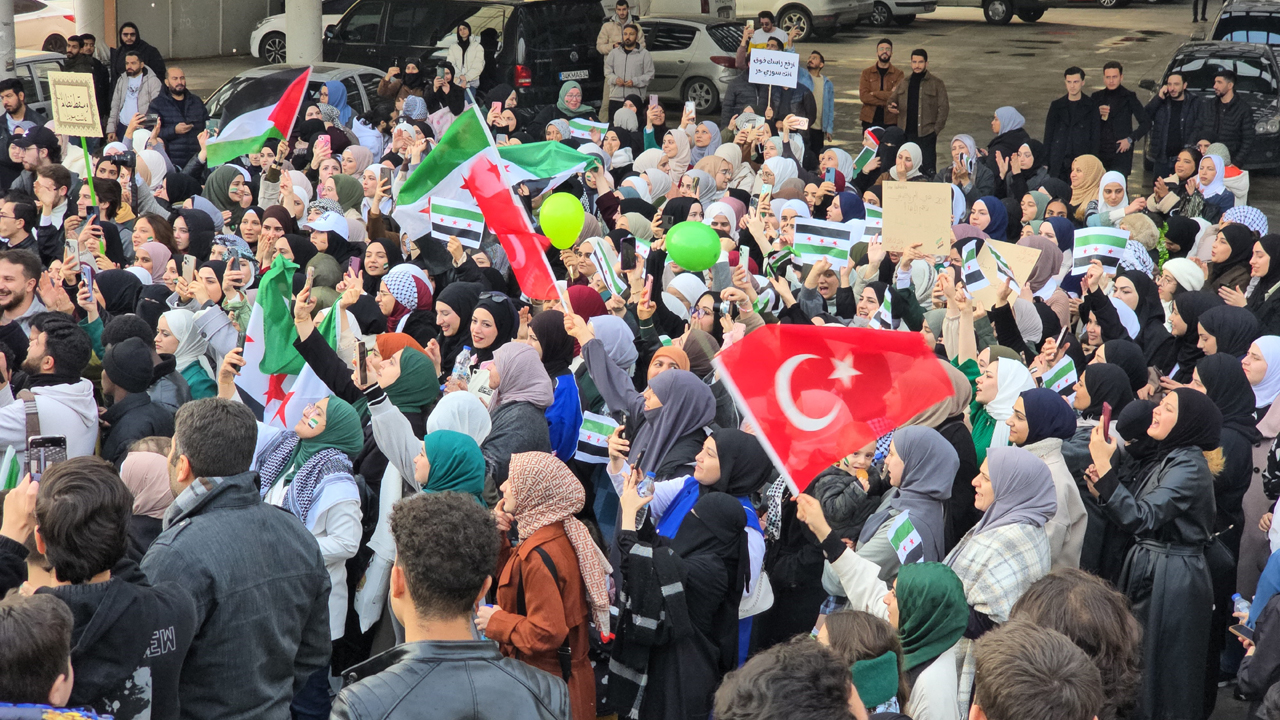 Suriye'de muhalif grupların başkent Şam'a girmesi ve Beşar Esed yönetiminin kontrolü kaybetmesiyle birlikte, Karabük'te yaşayan Suriyeli öğrenciler ve aileler zafer sevincini coşkuyla kutladı.