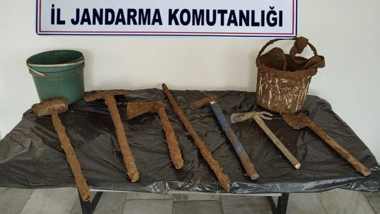KAÇAK KAZI YAPANLARI JANDARMA YAKALADI