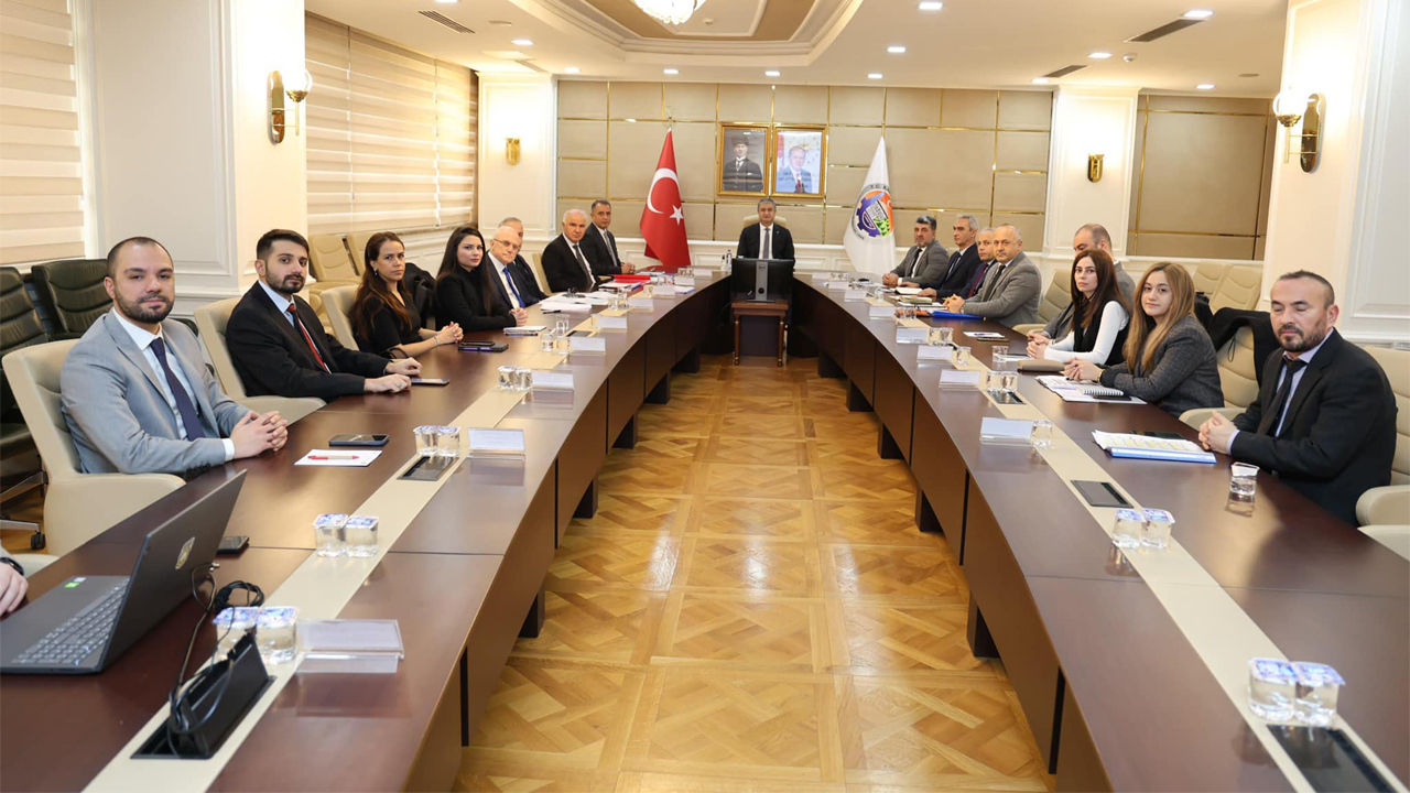 Karabük’te sağlık hizmetlerinin etkinliğini artırmak ve vatandaş memnuniyetini yükseltmek amacıyla gerçekleştirilen İl Sağlık Müdürlüğü Genel Değerlendirme Toplantısı, Vali Mustafa Yavuz başkanlığında yapıldı.