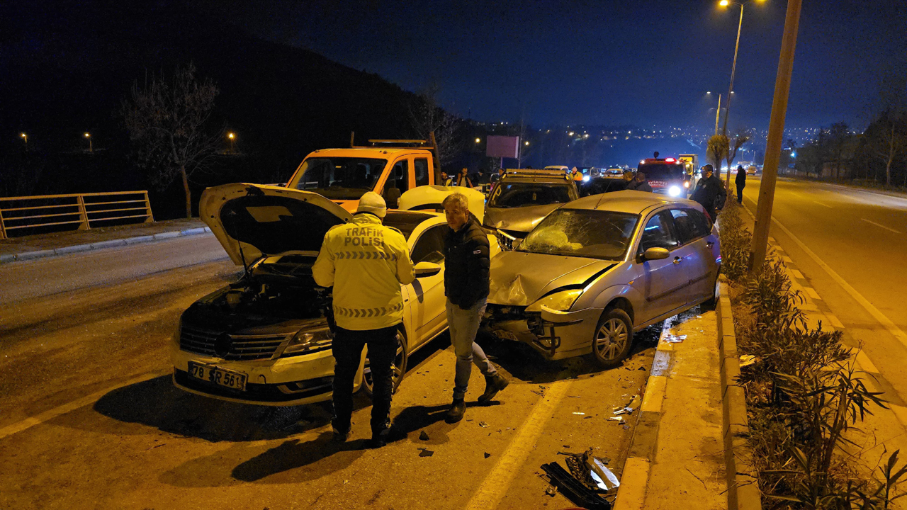 Karabük'te 5 aracın karıştığı zincirleme trafik kazasında 2'si çocuk olmak üzere 5 kişi yaralandı.