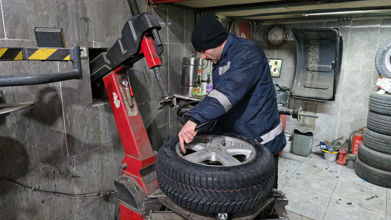 LASTİKÇİLERDE KIŞ MEVSİMİ YOĞUNLUĞU DEVAM EDİYOR