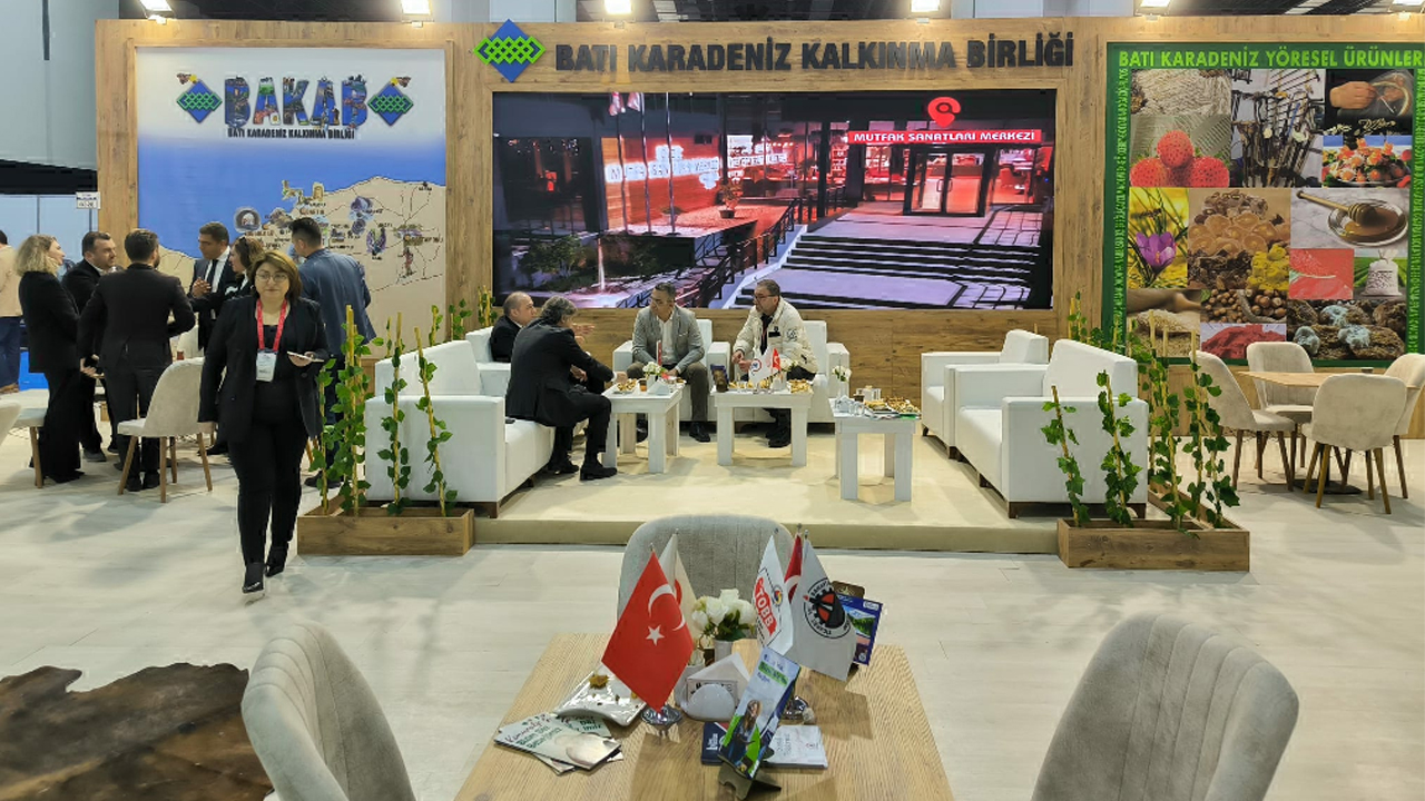 5-7 Aralık 2024 tarihleri arasında İzmir’de düzenlenen Travel Turkey İzmir Fuarı’na (TTI İzmir) fuarı başladı. Fuara, Batı Karadeniz Kalkınma Birliği’nin (BAKAB) öncülüğünde katılım sağlayan Safranbolu Belediyesi, şehrin tarihi ve kültürel değerlerini tanıtmaya başladı.