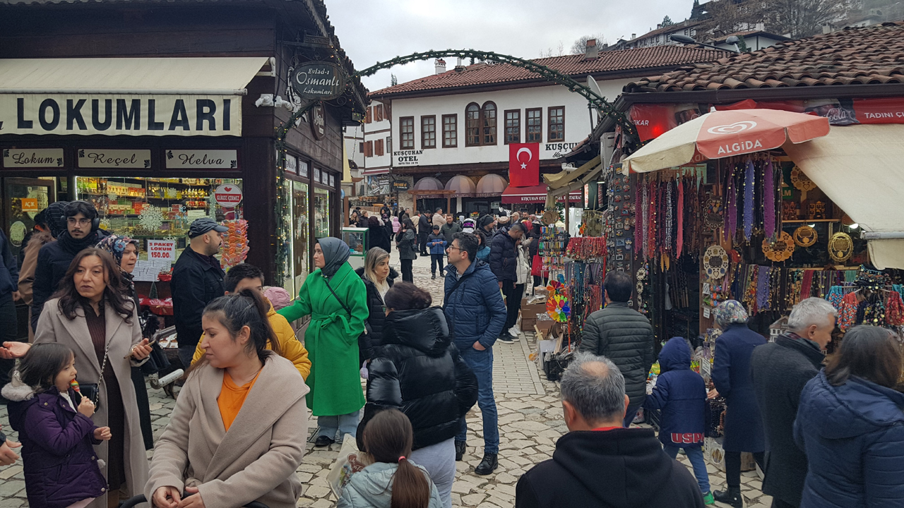 UNESCO Dünya Miras Listesi'nde yer alan Karabük'ün Safranbolu ilçesi yılın son hafta sonunu yoğun bir ziyaretçi kitlesiyle geçirdi.