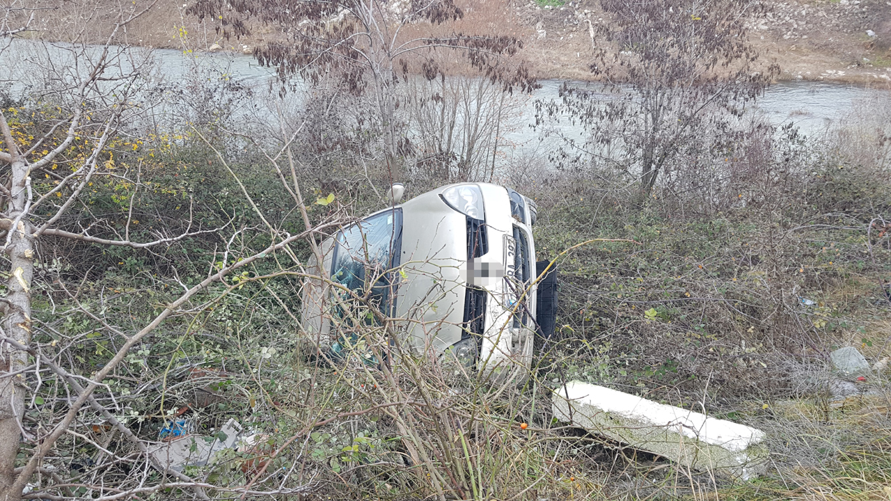 Karabük'te kontrolden çıkarak yaklaşık 10 metre yükseklikten şarampole uçan otomobilin sürücüsü yaralandı.