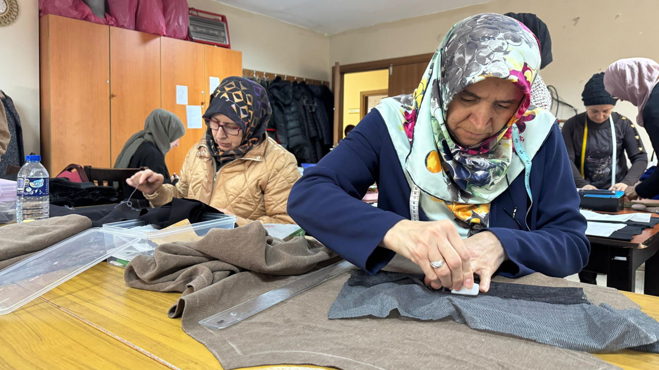 Karabük Belediyesi, sosyal yaşam merkezlerinde düzenlediği kurslarla kayıt yaptıran bin 400 kişiye eğitim ve gelişim imkanı sunuyor.