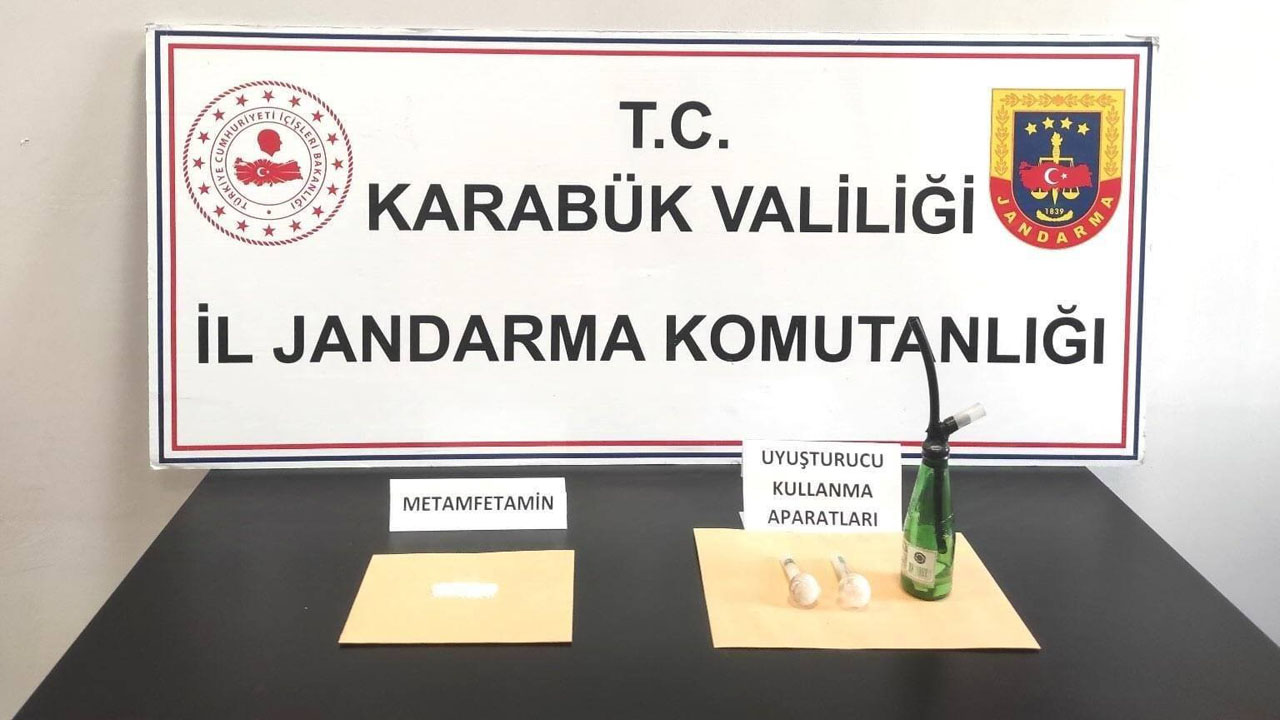 Karabük'te bir şahsın üzerinde ve bulunduğu araçta uyuşturucu madde ele geçirildi. Şahsa 72 bin 175 lira ceza kesildi.