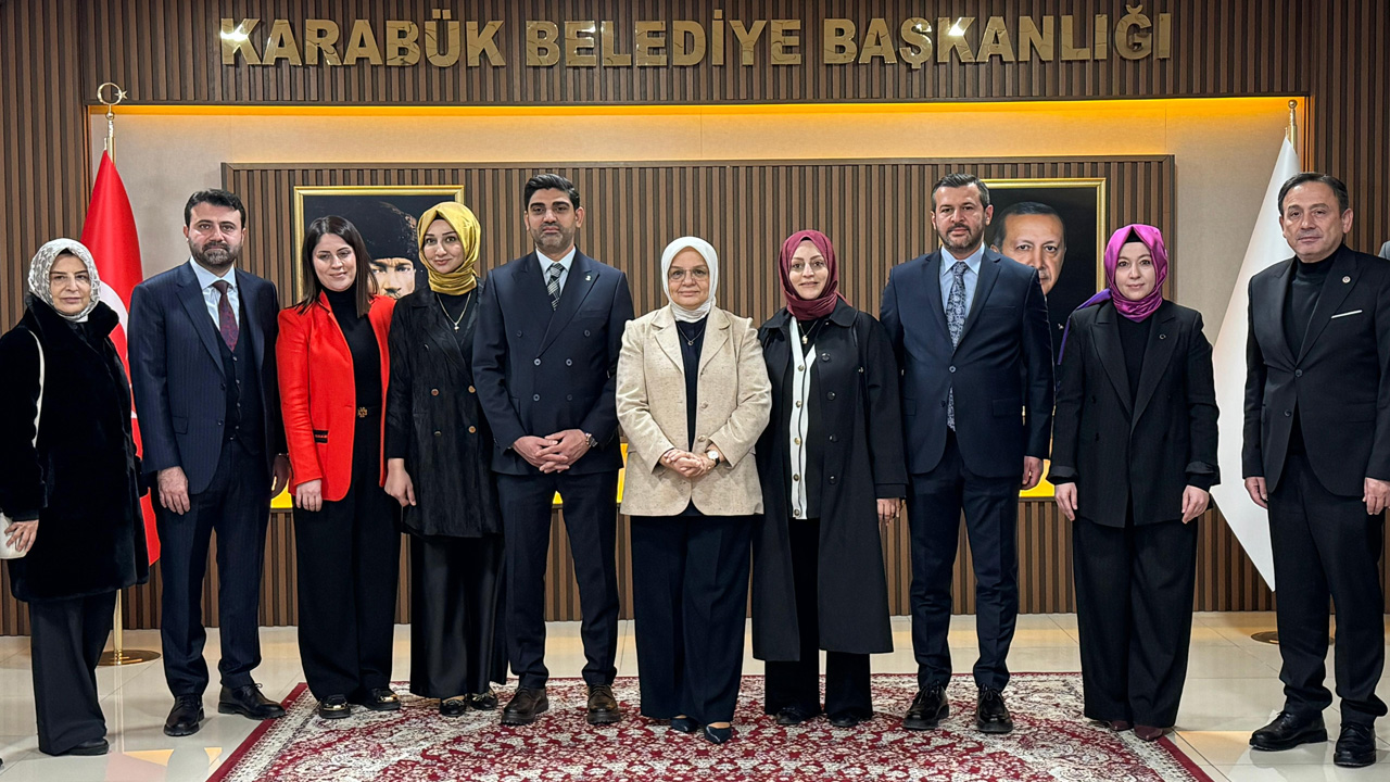 AK Parti Genel Merkez Kadın Kolları Başkanı Ayşe Keşir, Karabük Belediye Başkanı Özkan Çetinkaya’yı makamında ziyaret etti