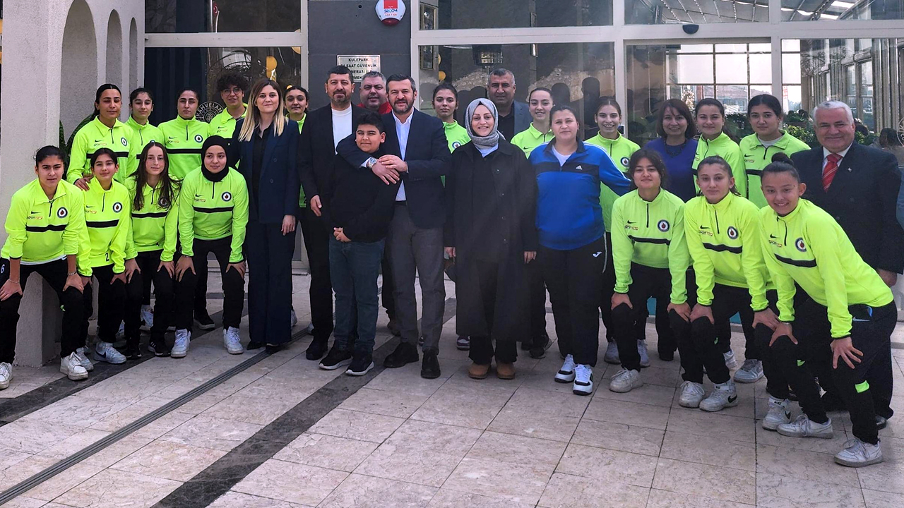 Karabük Belediye Başkanı Özkan Çetinkaya, Karabük’ü TFF Kadınlar 2. Lig’de başarıyla temsil eden Karabük Gençlerbirliği SK Kadın Futbol Takımı futbolcuları, teknik heyeti ve kulüp yönetimi ile düzenlenen kahvaltı etkinliğinde bir araya geldi.