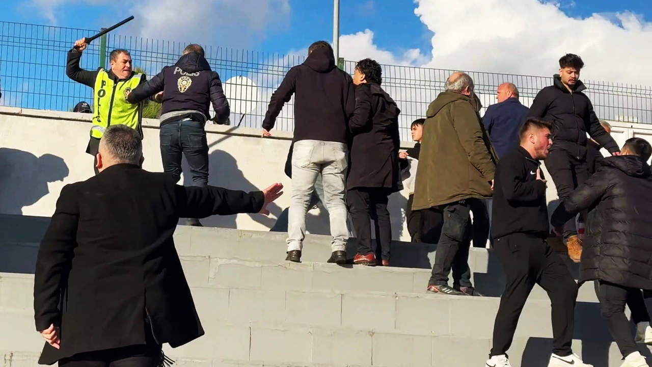 Karabük'te Bölgesel Amatör Lig'de oynanan maçta iki takımın taraftarları arasında yaşanan arbede cep telefonu kamerasına yansıdı.