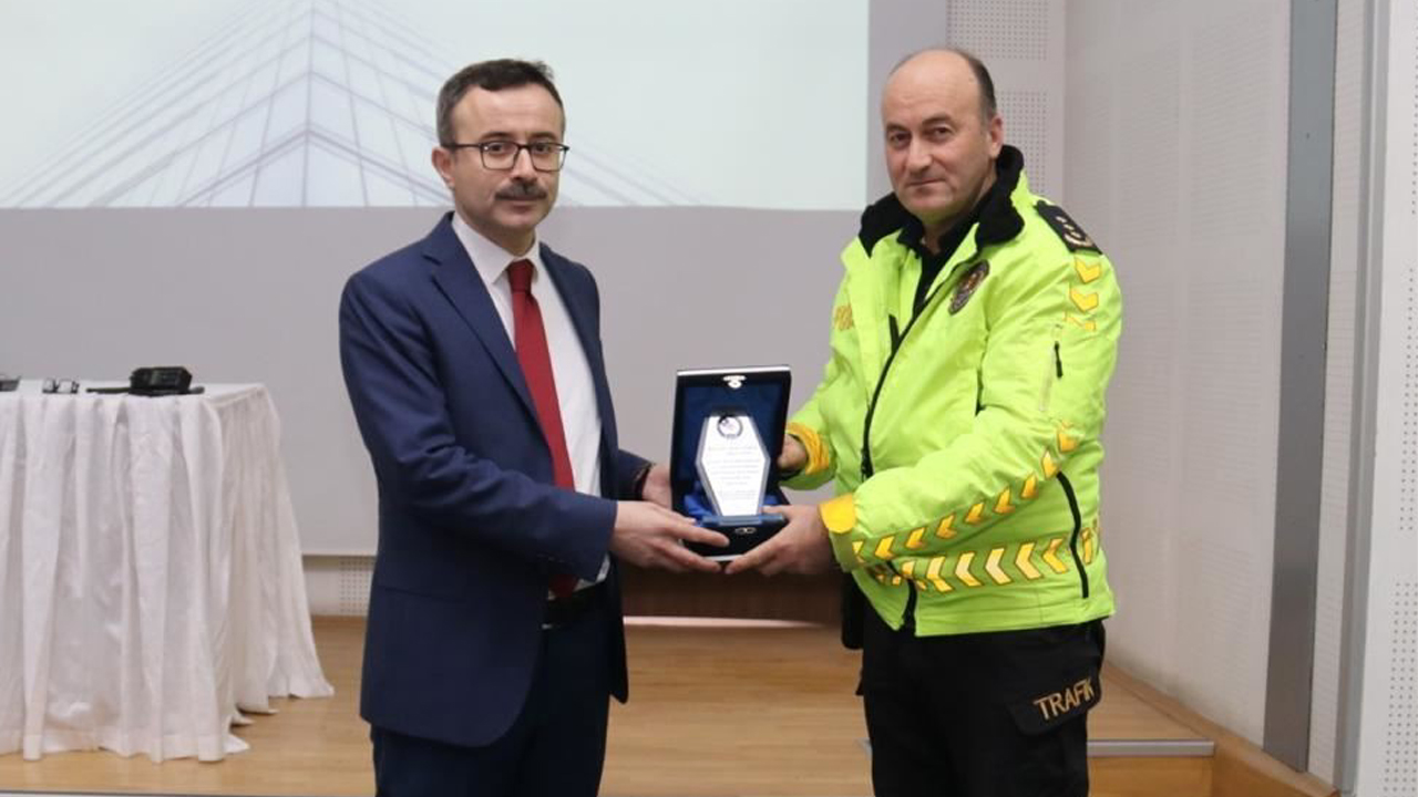 Karabük Üniversitesi Safranbolu Şefik Yılmaz Dizdar Meslek Yüksekokulu Muhasebe ve Vergi Bölümü Başkanı Dr. Öğr. Üyesi Ali Osman Yılmaz, Karabük İl Emniyet Müdürlüğü personeline yönelik "Bütçe Yönetimi" konulu bir konferans verdi.