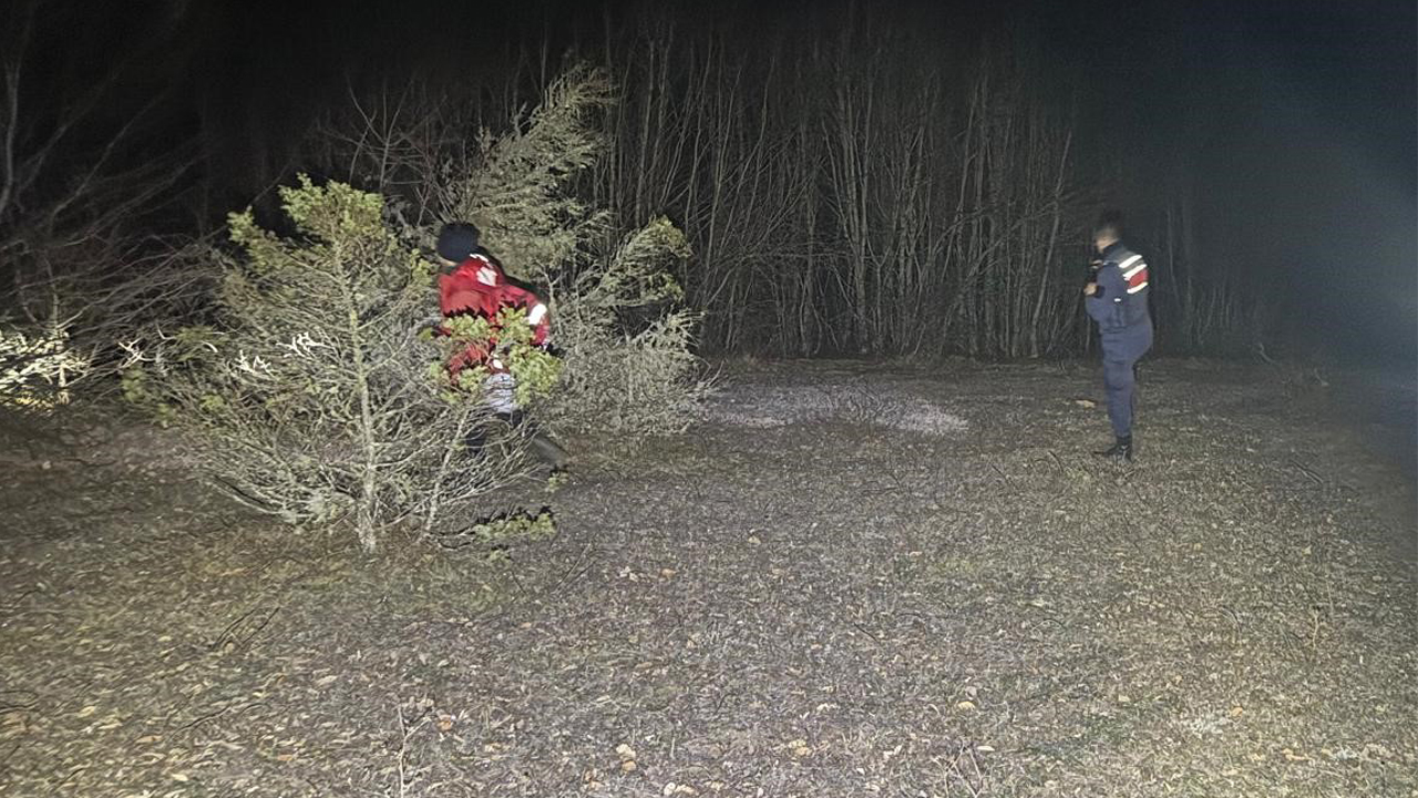 Karabük'ün Eflani ilçesinde hayvanlarını otlatmaya giden adamın cansız bedeni evinden yaklaşık 2 kilometre uzaklıkta ormanlık alanda bulundu.