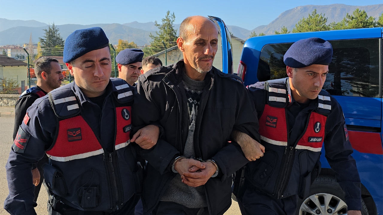 Karabük'ün Safranbolu ilçesinde, 93 yaşındaki komşusunu öldürdüğü gerekçesiyle tutuklanan zanlı cezaevinde hayatını kaybetti.