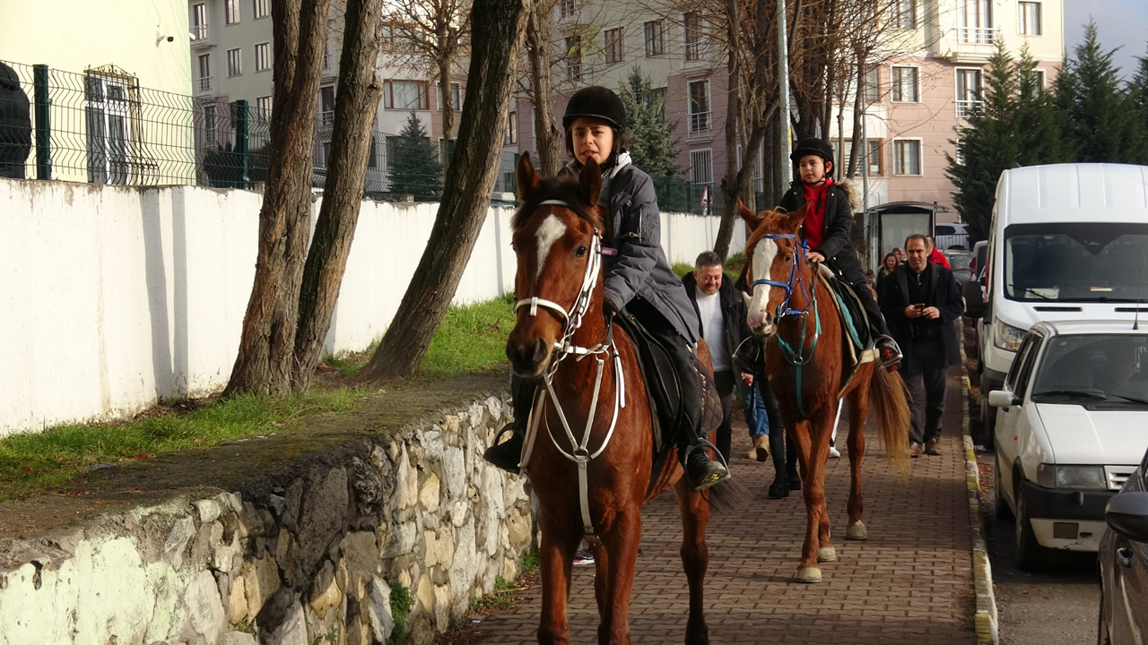 Karabük'ün Safranbolu ilçesinde ilkokul öğrencisi 2 kardeş, karne almaya atlarla geldi.