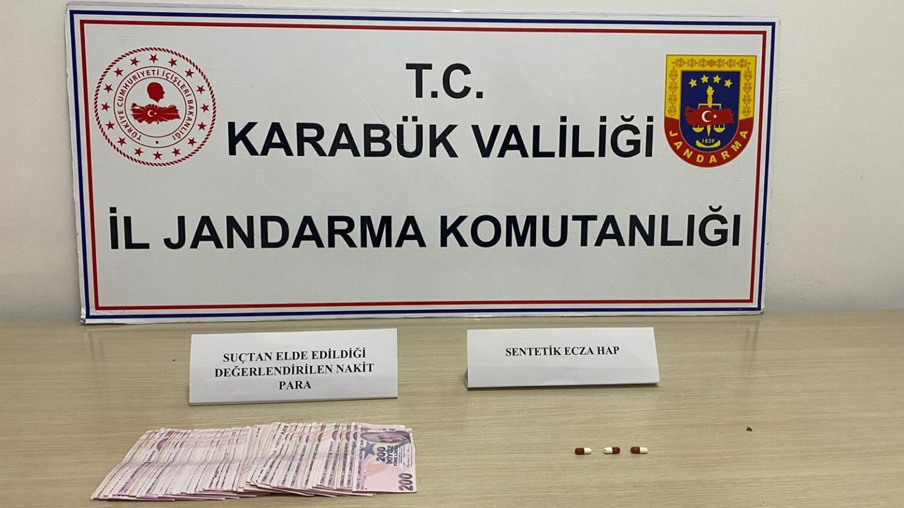 Karabük İl Jandarma Komutanlığı tarafından kent genelinde düzenlenen operasyonda uyuşturucu madde ele geçirildi.