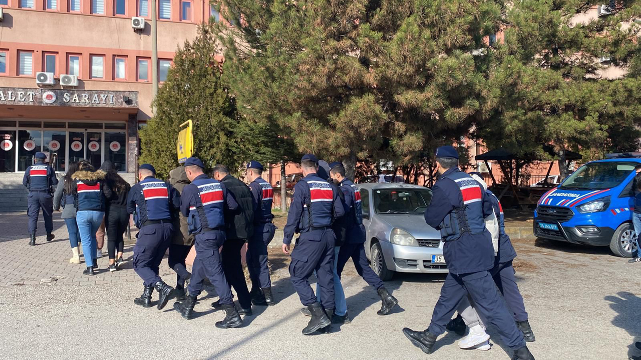 Karabük'te jandarma ekipleri tarafından uyuşturucu madde kullanıldığı belirlenen eğlence partisine düzenlediği baskında 8 kişi gözaltına alındı.