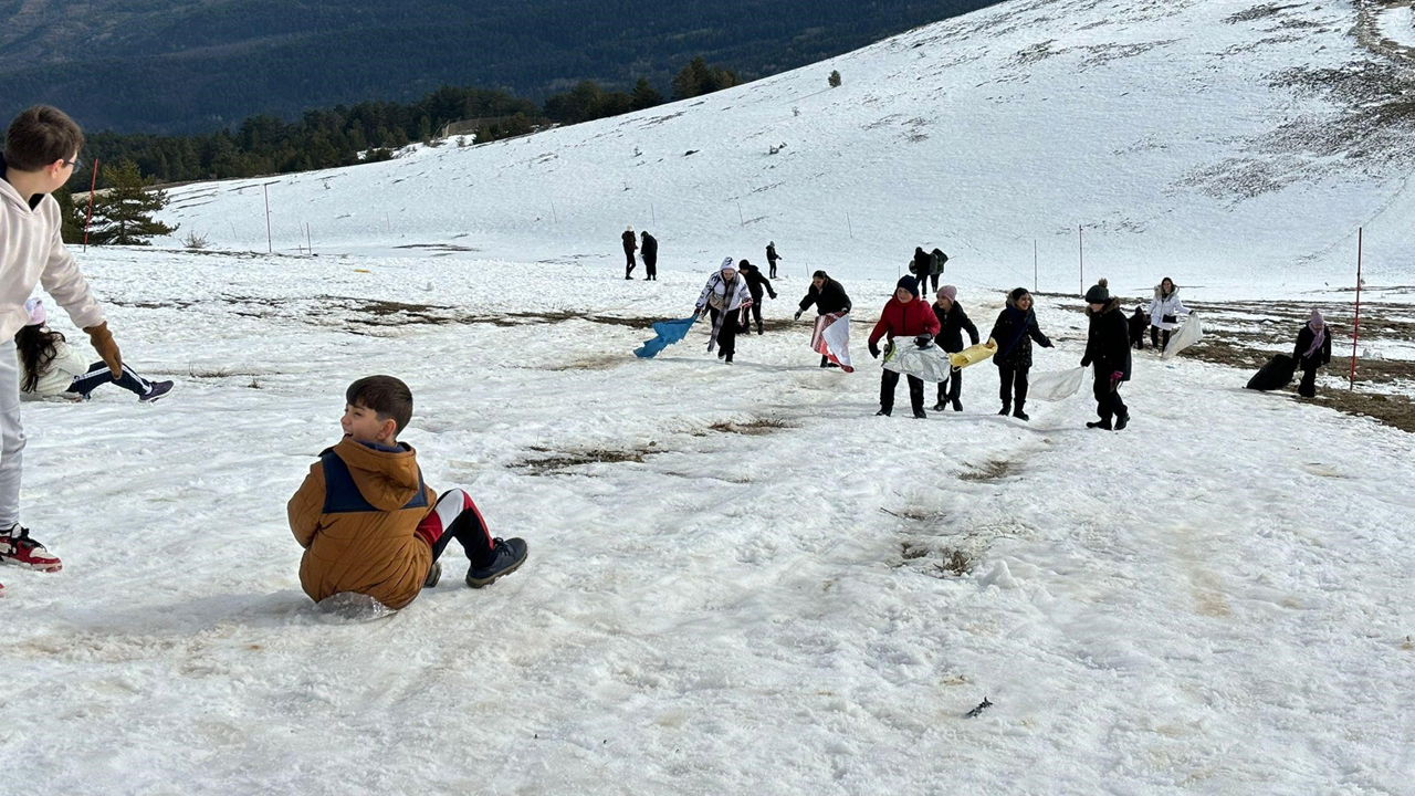 Karabük Belediyesi, Gençlik ve Spor İl Müdürlüğü işbirliğiyle düzenlediği ücretsiz Keltepe gezisi yoğun ilgi görüyor.