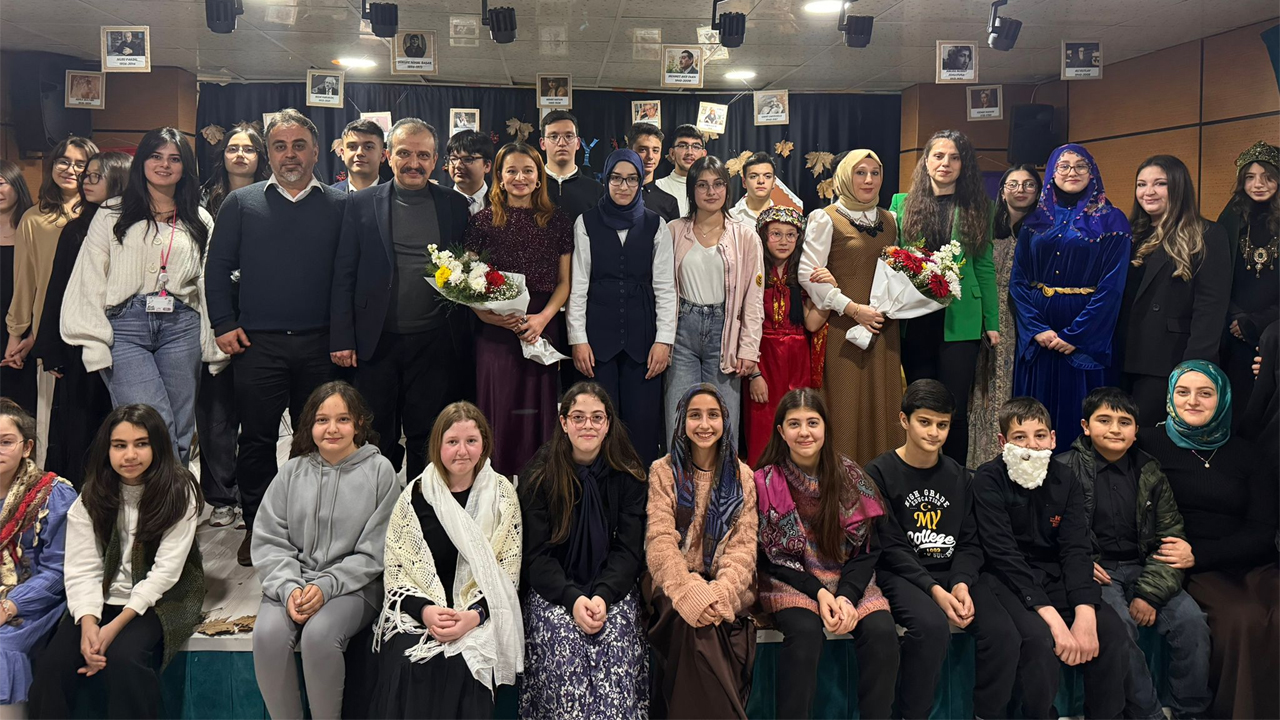 Karabük My Kolej Anadolu Lisesi ve Ortaokul öğrencileri, Geleneksel Sanat Gecesi Etkinliklerinin 10.’sunu düzenlediler.