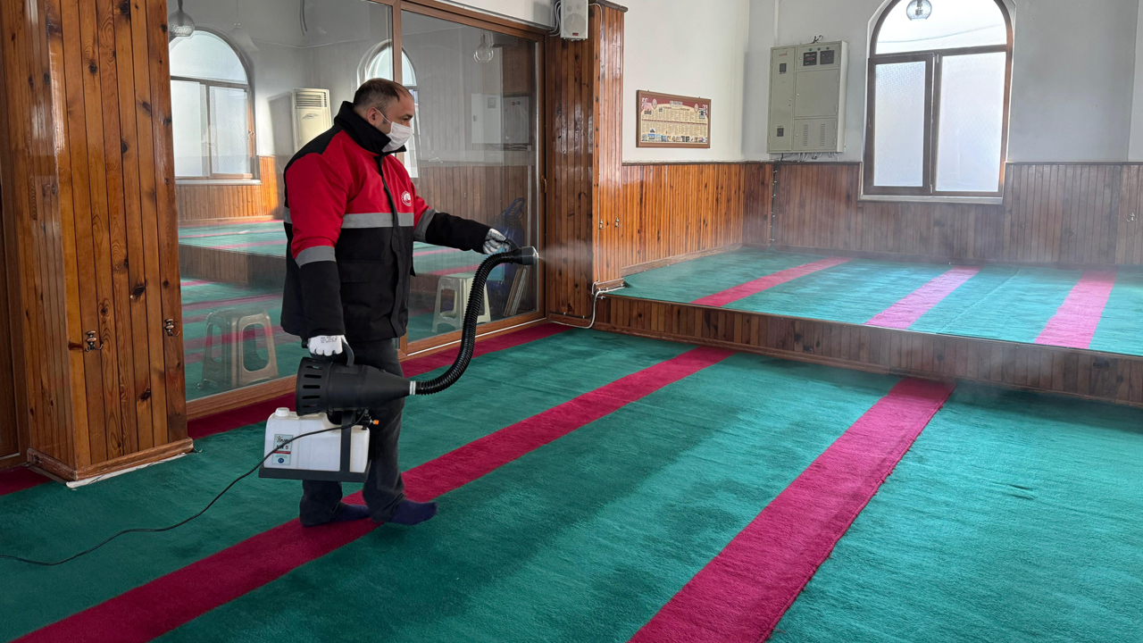 Karabük Belediyesi tarafından, Regaip Kandili münasebetiyle şehir genelindeki cami ve mescitlere gül suyu sıkıldı.