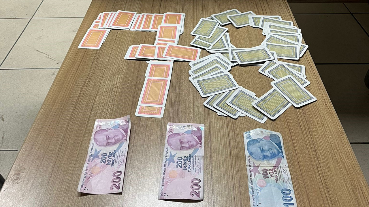 Karabük'te iki ayrı iş yerine düzenlenen operasyonda kumar oynarken suçüstü 8 kişiye toplamda 51 bin 400 TL para cezası kesildi.