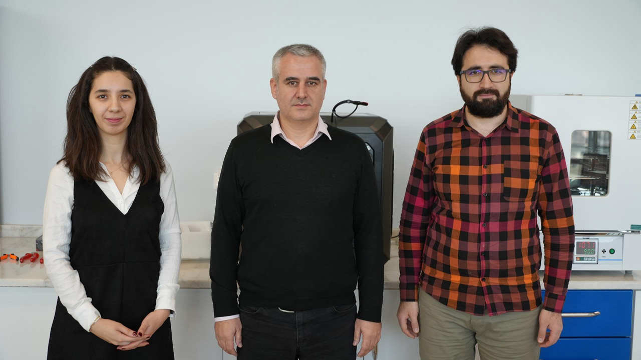 Karabük Üniversitesi'nde görevli öğretim üyesi hazırladığı “Kemik İçin Şekil Hafızalı İskele Tasarımı ve Üretimi” projesiyle geleneksel implantların dezavantajlarını en aza indirmeyi ve hastaların iyileşme sürecini hızlandırmayı hedefliyor.