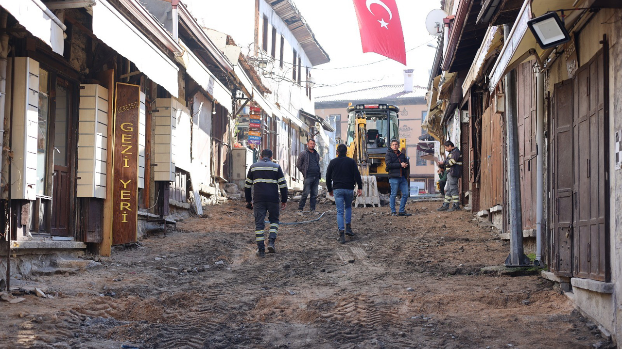 UNESCO Dünya Miras Listesinde yer alan Karabük'ün Safranbolu ilçesinde bulunan Manifaturacılar Çarşısı'nda yapılan çalışmalarla sonradan döşenen parke taşları kaldırılarak, Arnavut kaldırım taşları gün yüzüne çıkartılacak.