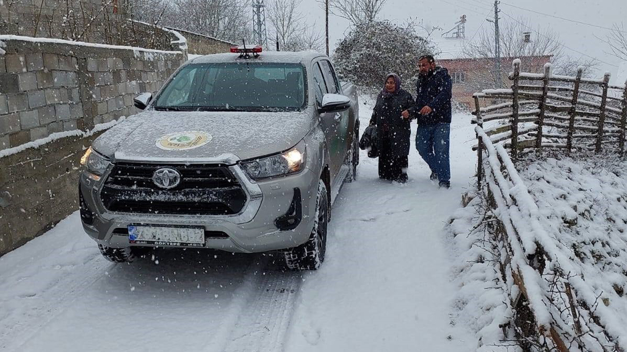 Karabük'te yoğun kar yağışı nedeniyle hastaneye ve ambulansa ulaşmayan hastaların imdadına Özel İdare ve Orman İşletme Müdürlüğü ekipleri yetişti.