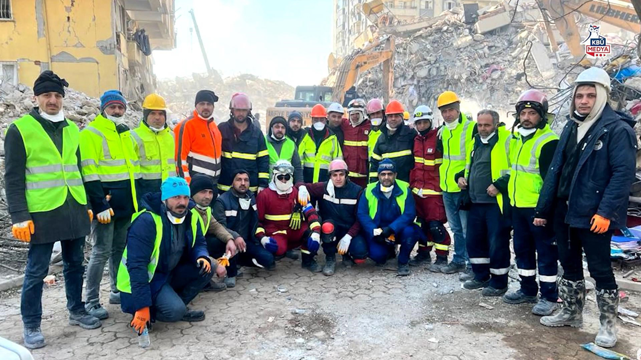 Karabük Üniversitesi (KBÜ) kurtarma ekibi, 2 yıl önce Kahramanmaraş merkezli depremlerde hayatlarına dokundukları insanlar ile yaşadıkları zorlukları anlattı.