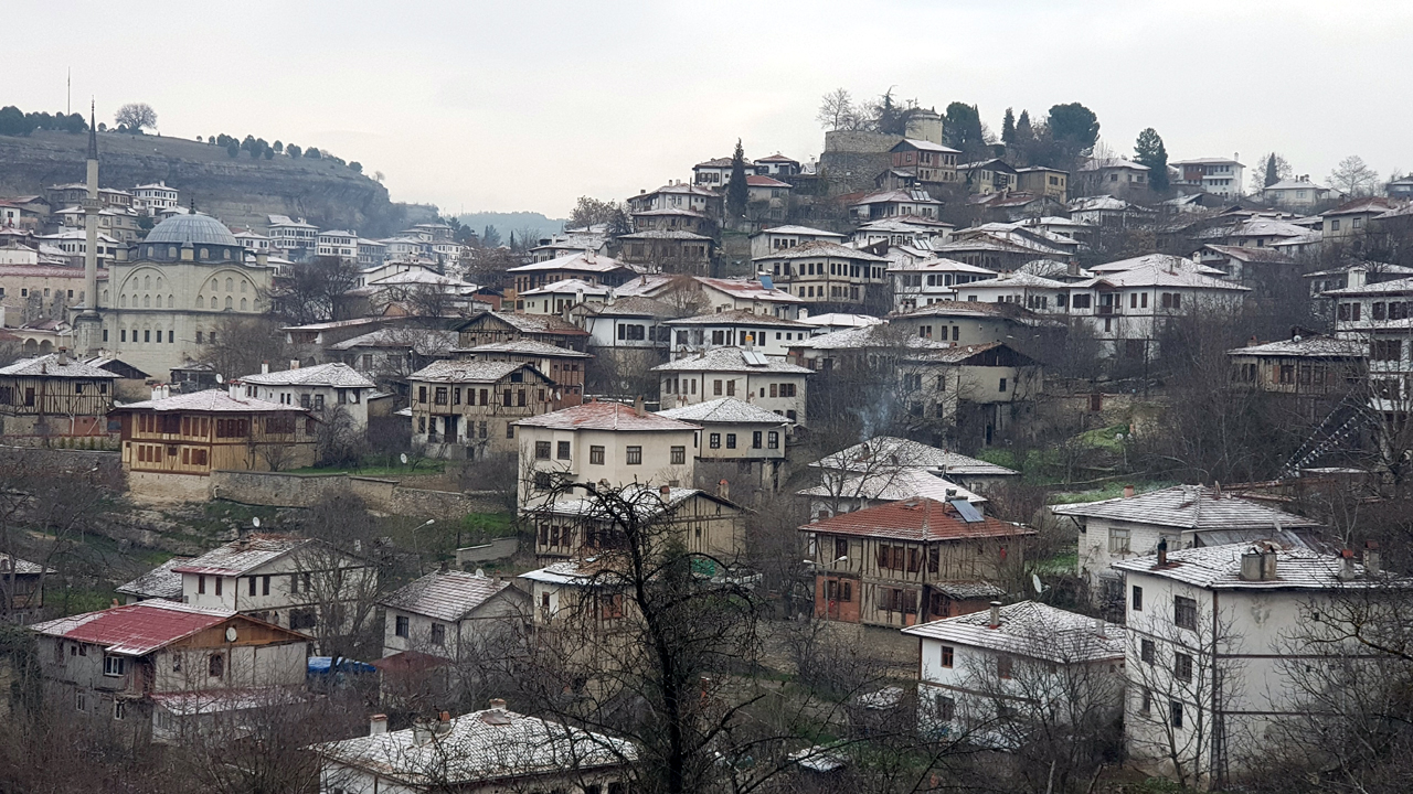 UNESCO Dünya Miras Listesinde yer alan Karabük'ün Safranbolu ilçesinde bulunan tarihi konakların çatıları kar yağışı beyaz örtüyle kaplandı.