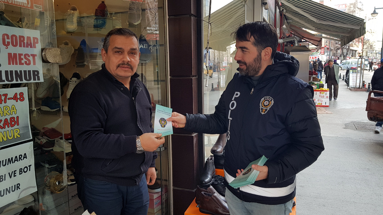 Telefon ve internet yoluyla dolandırıcılık olaylarının önüne geçilmesi ve farkındalık oluşturmak için Karabük'te polis ekipleri cadde sokak gezerek vatandaşları hem uyarıyor hem de broşür dağıtıyor.