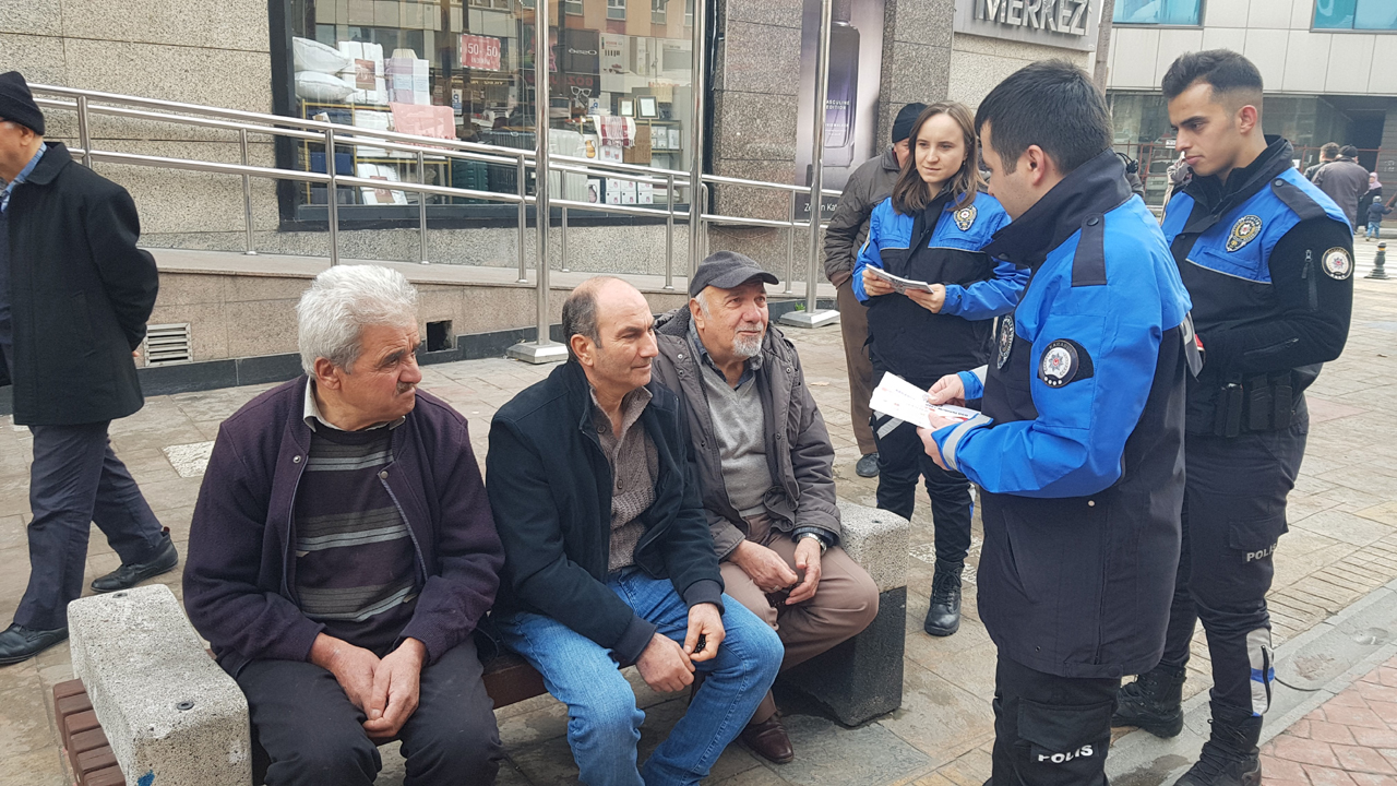 Karabük’te polis ekipleri, yoğunluğun bulunduğu cadde ve sokaklarda 112 Acil Çağrı Merkezi noktasında bilgilendirme faaliyetinde bulunarak acil durumlarla ilgili bilinç oluşturmak amacıyla broşürler dağıttı.