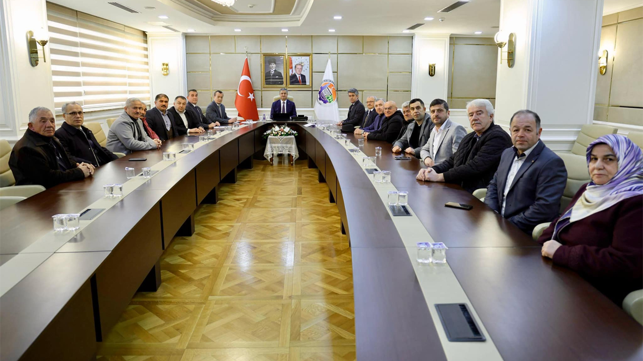 Vali Mustafa Yavuz, Ovacık Muhtarlar Derneği Başkanı Ramazan Yüksel, dernek yönetim kurulu üyeleri ve Ovacık ilçesinin muhtarlarını makamında kabul etti.