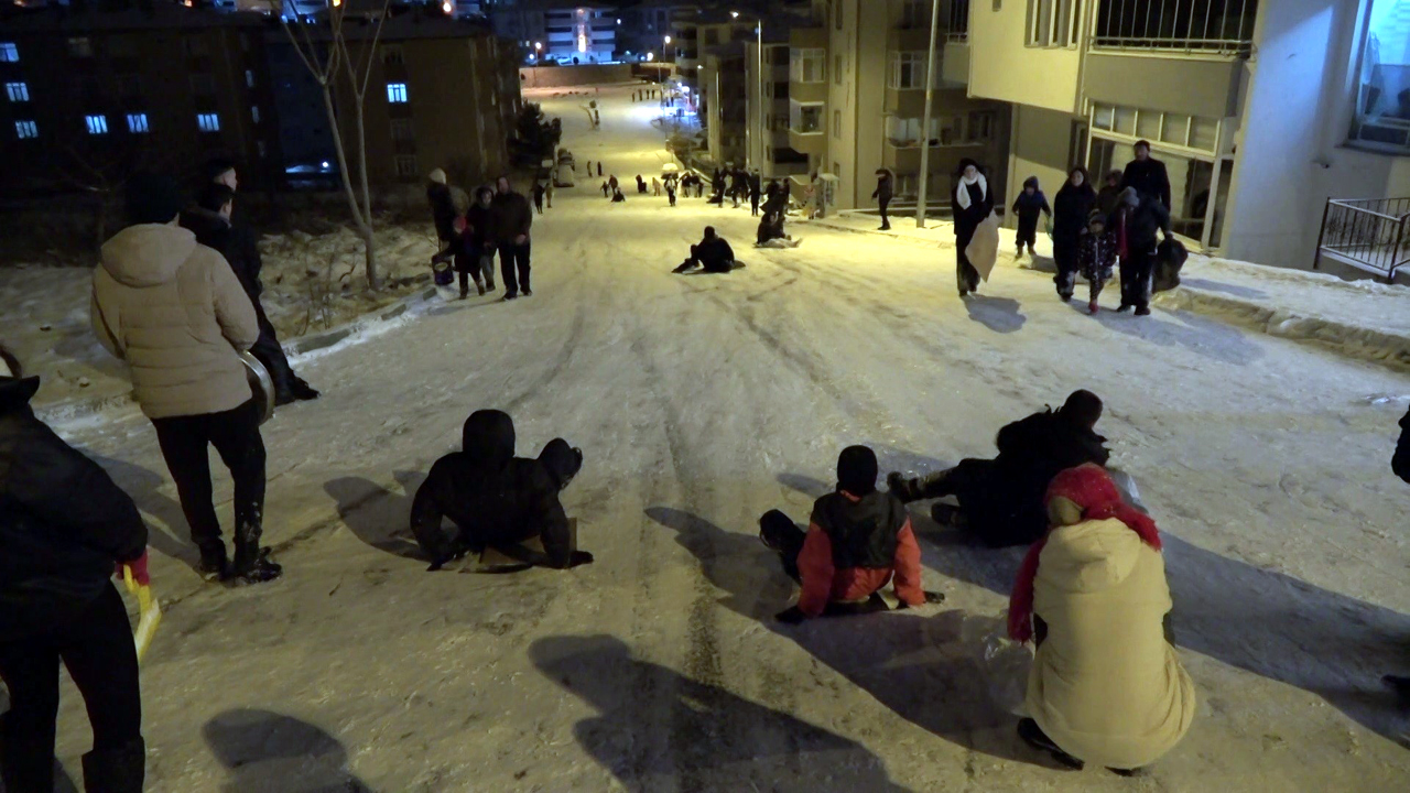 YOLLARI KAYAK PİSTİNE ÇEVİRİP DOYASIYA EĞLENDİLER