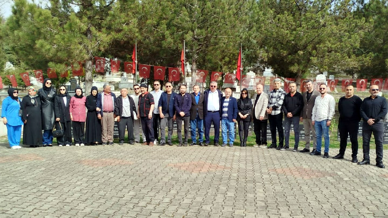 Anahtar Parti Karabük İl Başkanı Sebahattin Uzun, 18 Mart Çanakkale Zaferi ve Şehitleri Anma Günü dolayısıyla bir mesaj yayınladı. İl Başkanı Sebahattin Uzun mesajında, Çanakkale Zaferi’nin Türk milletinin emperyalizme karşı verdiği en büyük mücadelelerden biri olduğunu vurgulayarak, "Türkiye’yi size böldürtmeyeceğiz!" dedi.