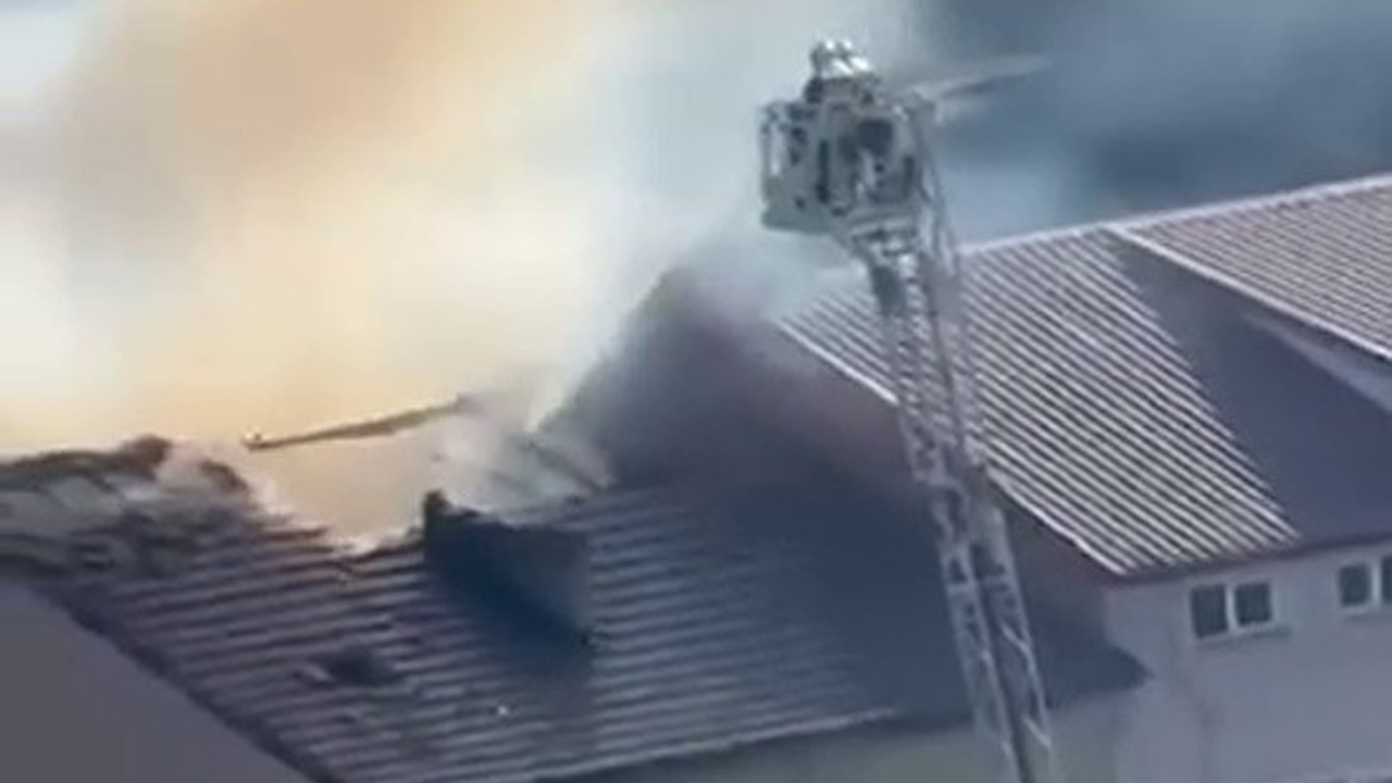 ÇATI YANGINI BÜYÜMEDEN SÖNDÜRÜLDÜ